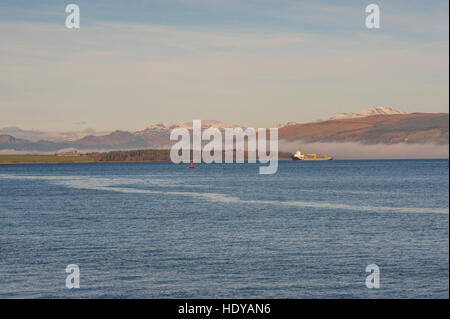 À la recherche de l'autre côté de la rivière Clyde vers Rosneath et la gare Loch de Greenock, avec une banque de brouillard hangong bas sur l'eau. Banque D'Images