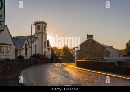 À la Glasgow Road Port vers le bas en Kilmacolm sur un hiver froid matin au lever du soleil avec la tour de l'ancien kirk Banque D'Images