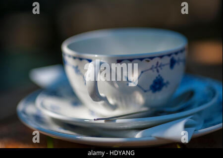 Tasse et assiettes sur une table au soleil Banque D'Images