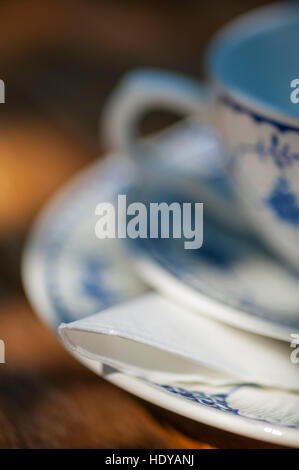 Tasse et assiettes sur une table au soleil Banque D'Images