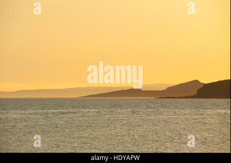 À l'échelle de l'estuaire de la Clyde au coucher du soleil, en direction de Kintyre avec l'île de Bute en face Banque D'Images