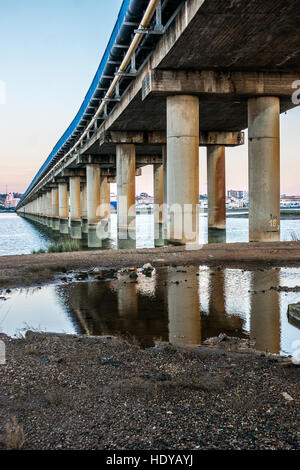 Sous un pont une flaque avec le reflet du pont sur le même Banque D'Images