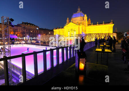 Patinoire éclairée à l'époque de Noël en face de Zagreb Pavilion en hiver Banque D'Images