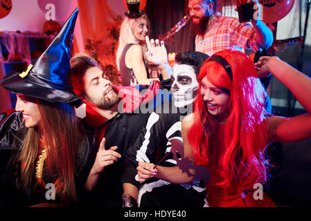 Les amis de danse au Halloween party Banque D'Images