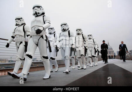 Un groupe de fans de Star Wars vêtus de Stormtroopers traversent le Millennium Bridge à Londres pour célébrer le lancement de Rogue One: A Star Wars Story, publié aujourd'hui dans tout le pays. Banque D'Images