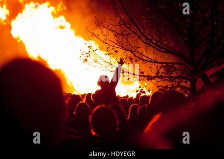 Des foules de gens se rassemblent pour un feu de nuit dans la région de Rye, East Sussex, UK Banque D'Images