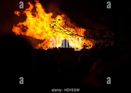 Des foules de gens se rassemblent pour un feu de nuit dans la région de Rye, East Sussex, UK Banque D'Images