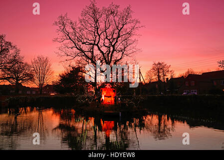 Crèche de Noël sur l'île au crépuscule dans le village de Finhaut Nord Yorkshire UK Banque D'Images