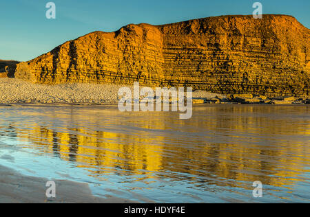 Falaises calcaires à la baie de Dunraven, Southerndown, sur la côte du Glamorgan sur un coucher de soleil d'hiver Banque D'Images