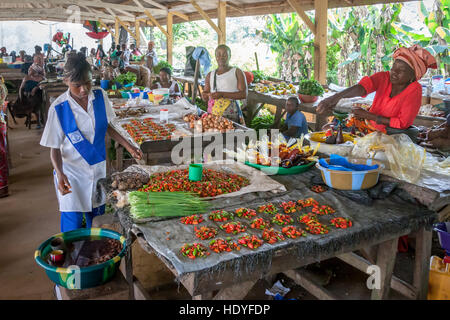 Fresh hot chili peppers dans un marché de la Sierra Leone Banque D'Images