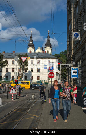 Vue sur la rue Ruska près de la place Rynok et Église catholique grecque ukrainienne de Saint Michel dans le contexte à Lviv, Ukraine Banque D'Images