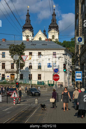 Vue sur la rue Ruska près de la place Rynok et Église catholique grecque ukrainienne de Saint Michel dans le contexte à Lviv, Ukraine Banque D'Images
