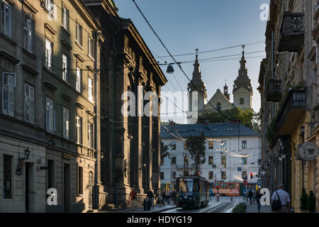 Vue sur la rue Ruska près de la place Rynok et Église catholique grecque ukrainienne de Saint Michel dans le contexte à Lviv, Ukraine Banque D'Images