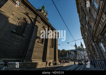 Vue sur la rue Ruska près de la place Rynok et Église catholique grecque ukrainienne de Saint Michel dans le contexte à Lviv, Ukraine Banque D'Images