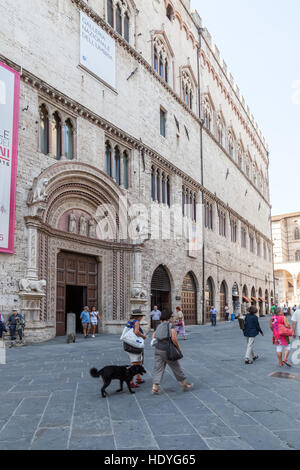 Portail dans le Palais des Prieurs à Pérouse, Ombrie, Italie centrale. Banque D'Images