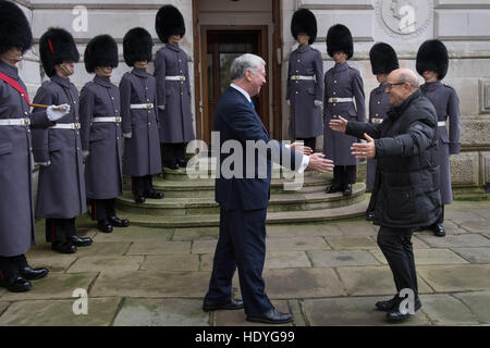 Le Secrétaire à la défense, Sir Michael Fallon (à gauche) accueille le ministre français de la Défense, Jean Yves Le Drian à l'extérieur de l'Office des étrangers avant d'un sommet à Londres avec les ministres de la défense de la coalition des pays qui se battent, est également connu comme Daesh, en Iraq et en Syrie. Banque D'Images