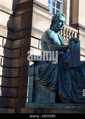 EDINBURGH-SEPT. 22 : La statue de David Hume, le philosophe est vue sur le Royal Mile à Édimbourg, Écosse, Royaume-Uni le 22 septembre 2016. Banque D'Images