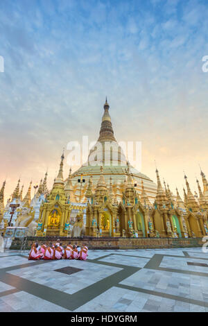 Des religieuses en face de la pagode Shwedagon, peu après le lever du soleil, Yangon, Myanmar Banque D'Images