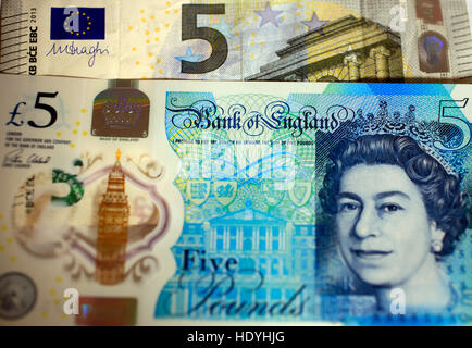 L'argent sterling est vu dans une photographie avec un euro bank note posée dans un studio à Londres, Angleterre le 12 décembre 2016. © Abby Deus Banque D'Images