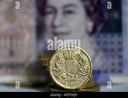 L'argent sterling est vu dans une photographie posée dans un studio à Londres, Angleterre le 12 décembre 2016. © Abby Deus Banque D'Images