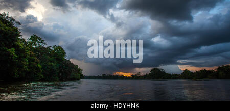 Coucher de soleil sur l'île de Tiway, Sierra Leone. Survoler l'île de Tiwai. La saison des pluies touche à sa fin Banque D'Images