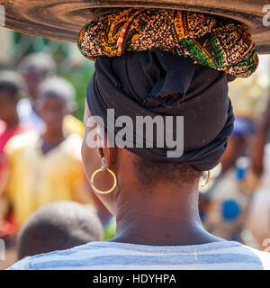 Danseuse africaine avec des musiciens à Kabala, Sierra Leone Banque D'Images