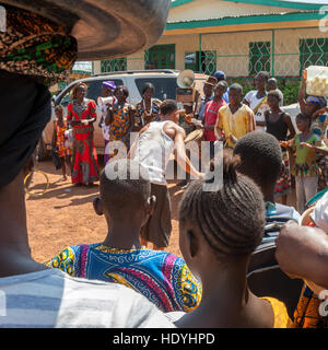 Danseuse africaine avec des musiciens à Kabala, Sierra Leone Banque D'Images