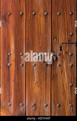 Très vieille porte d'entrée en bois, épais, solide et érodés, un symbole de protection, fond brun foncé, de copie ou de l'espace texte Banque D'Images