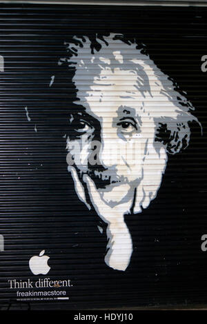 Logo das der Marke 'Apple' mit einem Portrait von Albert Einstein und dem Slogan "Think different", Berlin. Banque D'Images