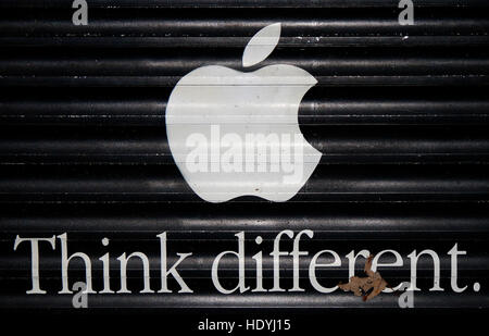 Logo das der Marke 'Apple' mit dem Slogan "Think different", Berlin. Banque D'Images