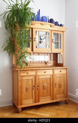 Old pine armoire avec portes en verre et en bois, tiroirs, sur chevrons en chêne parquet, mobilier nostalgique Banque D'Images