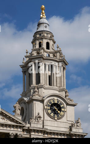 La Cathédrale St Paul, à Londres. Par Sir Christopher Wren, 1675-1710. Avec Nicholas Hawksmoor. Au sud-ouest de la tour horloge. Banque D'Images