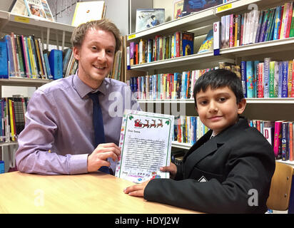 Aarush Anand, sept (à droite) et de l'année trois Richard Miller avec une copie d'une lettre écrite au Père dans lequel l'élève demande à Nottingham High School pour la paix en Syrie au lieu de cadeaux. Banque D'Images