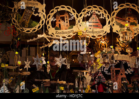 Marché de Noël d'Esslingen (Stuttgarter Weihnachstmarkt) à Esslingen, Allemagne. La ville est célèbre pour ses maisons à pans de bois, maisons médiévales. Banque D'Images