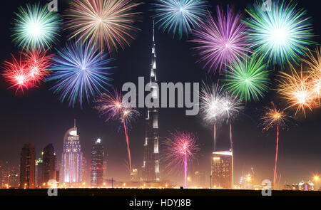 D'artifice du Nouvel An à Dubaï avec Burj Khalifa, eau, photo de nuit Banque D'Images