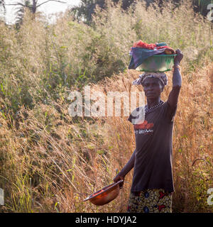 African woman carrying bol sur la tête. Banque D'Images