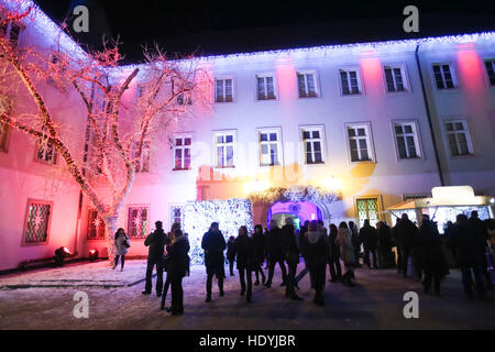 Les gens du très touristique Art gallery Klovicevi Dvori dans l'Gradec, vieille ville supérieure, Zagreb, Croatie. Banque D'Images