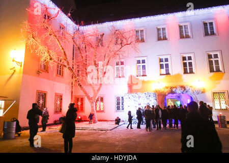 Les gens du très touristique Art gallery Klovicevi Dvori dans l'Gradec, vieille ville supérieure à Zagreb, Croatie. Banque D'Images