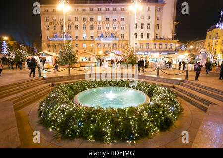 Le temps de l'avent en centre-ville de Zagreb, Croatie. La guirlande autour de la fontaine Mandusevac sur central Jelacic. Banque D'Images