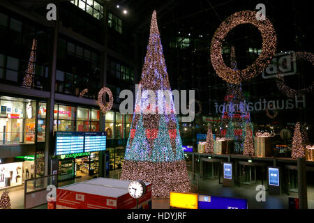 Weihnachtsbaum, Hauptbahnhof, Dezember 2016, Berlin. Banque D'Images