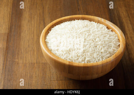 Le riz blanc dans un bol en bois Banque D'Images