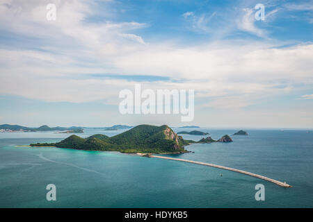 Grande île en mer bleue de Sattahip, Thaïlande avec long pont de pierre blanche sur Ciel nuageux Ciel bleu jour Banque D'Images