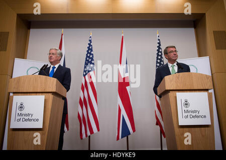 Le Secrétaire à la défense, Michael Fallon et le secrétaire américain de la Défense Ash Carter (à droite) lors d'une conférence de presse lors du sommet de Londres après leur Counter-Daesh a co-organisé une réunion ministérielle à la Coalition du Foreign Office, à Londres. Banque D'Images