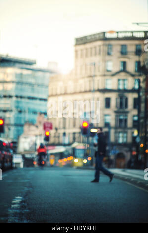 Homme marchant dans la rue en ville Banque D'Images