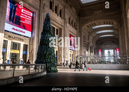 Milano, Italie. Le 15 décembre, 2016. L'arbre de Noël situé au centre de la gare de Milano Centrale. La gare est le terminus et situé à l'extrémité nord du centre de Milan, et chaque jour, environ 320 000 passagers par la station à l'aide d'environ 500 trains, soit un total annuel de 120 millions de passagers. © Mairo Cinquetti/Pacific Press/Alamy Live News Banque D'Images