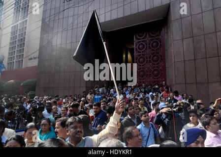 Kolkata, Inde. Le 15 décembre, 2016. Parti du Congrès Trinamool ministre, député, et protester contre l'activiste démonétisation en face de la Banque de réserves de l'Inde comme Urjit Patel, le gouverneur de la Banque de réserves de l'Inde Kolkata visites direction générale. Le Premier Ministre indien Narendra Modi annoncé démonétisation de Rs. 500 et Rs. Billets de banque en 1000 Adresse de la télévision le 08 novembre 2016. © Saikat Paul/Pacific Press/Alamy Live News Banque D'Images