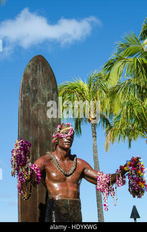 Duke Paoa Kahanamoku, la plage de Waikiki, Honolulu, Oahu, Hawaii. Banque D'Images