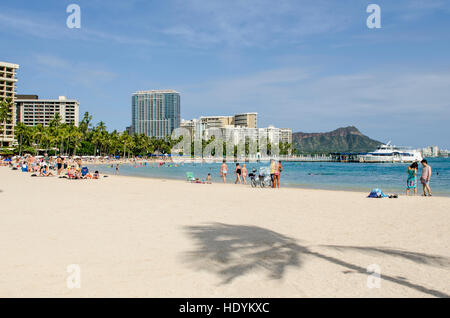 La plage de Waikiki, Waikiki, Honolulu, Oahu, Hawaii. Banque D'Images
