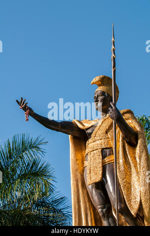 Statue du Roi Kamehameha se tient juste en face de Aliiolani Hale (Cour suprême de l'état d'Hawaï), Honolulu, Oahu, Hawaii. Banque D'Images