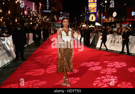 Naomie Harris assistant à la première Européenne de Garanties la beauté, tenue à la vue de Leicester Square, Londres. ASSOCIATION DE PRESSE Photo. Photo date : lundi 15 décembre, 2016. Voir l'histoire de beauté SHOWBIZ PA. Crédit photo doit se lire : Ian West/PA Wire Banque D'Images